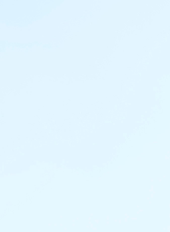 Zendaya posa para fotógrafos durante una sesión fotográfica para la película 'Challengers', en Milán, Italia, con un mini vestido de la firma Ralph Lauren.