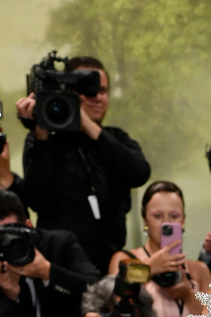 Jennifer López debutó como anfitriona de la MET Gala 2024.