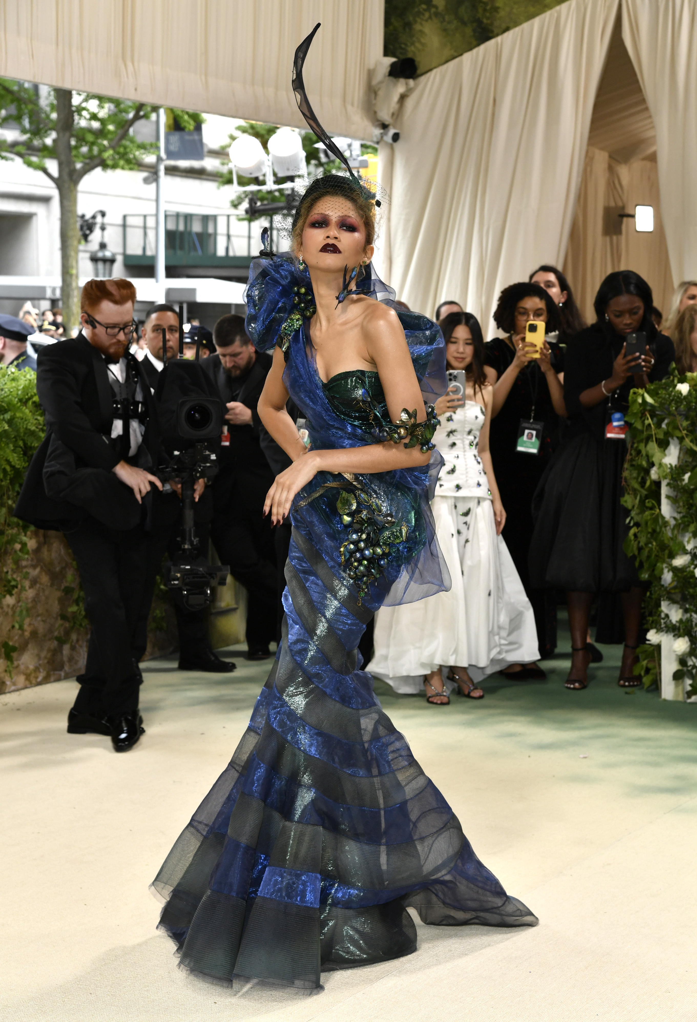 Zendaya, una de las anfitrionas del evento, causó sensación con su look de la MET Gala 2024.