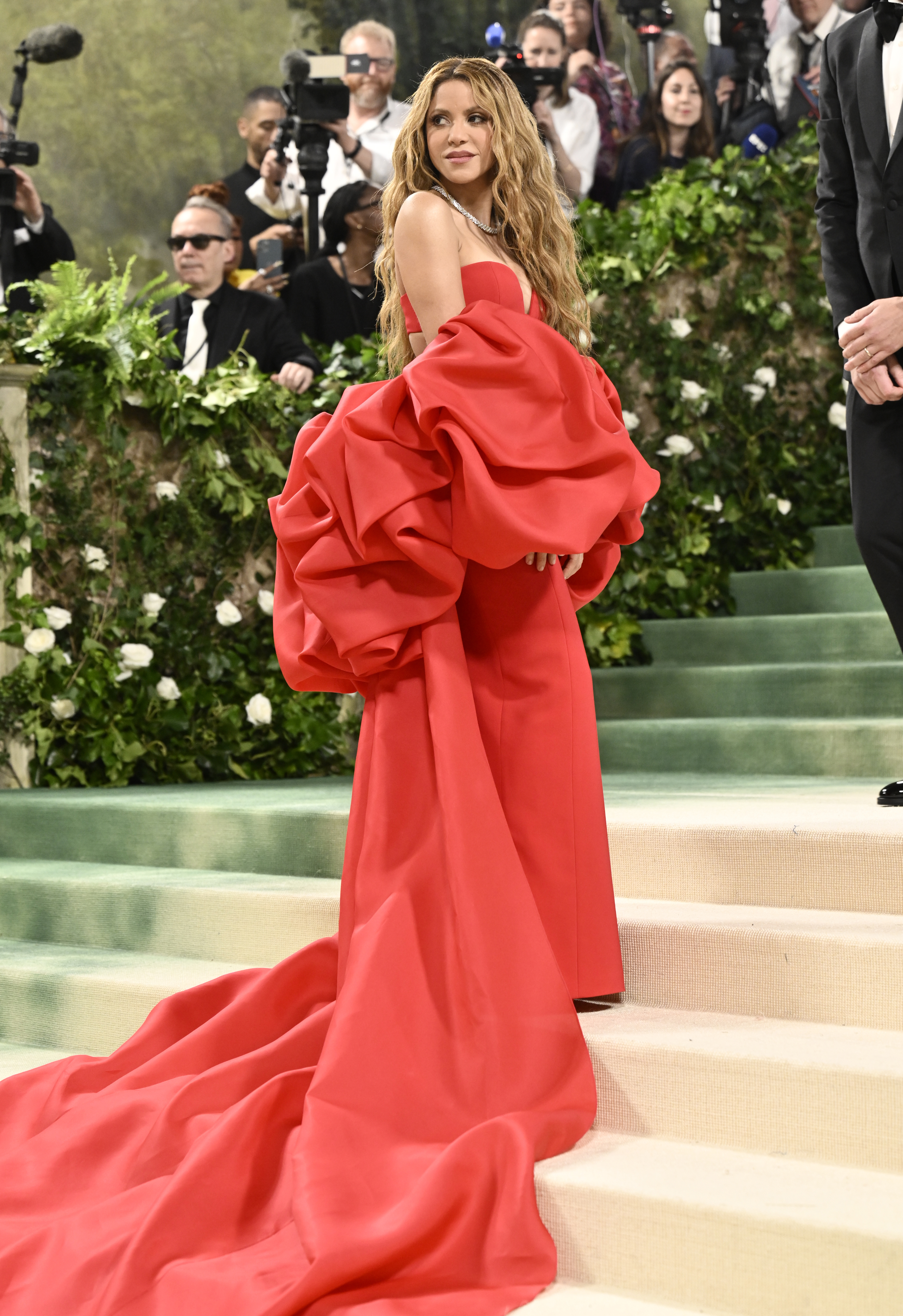 Shakira en la alfombra roja de la MET Gala por primera vez y lució un diseño de Carolina Herrera.