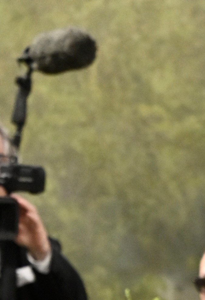 Shakira en la alfombra roja de la MET Gala por primera vez y lució un diseño de Carolina Herrera.