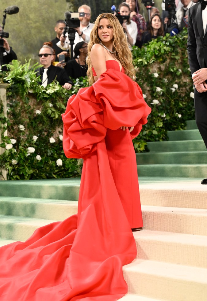 Shakira en la alfombra roja de la MET Gala por primera vez y lució un diseño de Carolina Herrera.