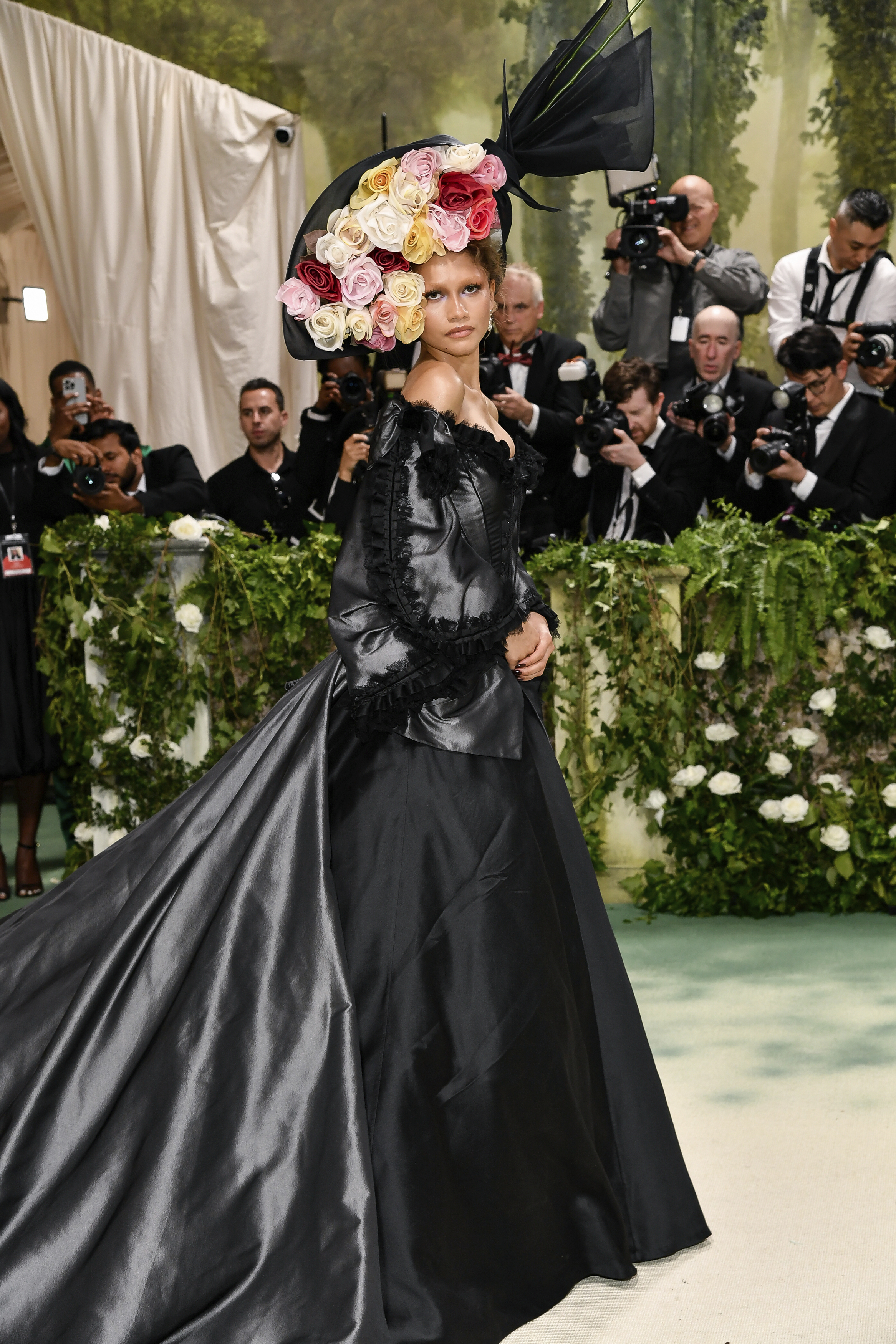 Zendaya en la MET Gala 2024 con su segundo diseño que era un vintage de la colección Alta Costura Primavera/Verano 1996 de Givenchy, época de la firma en la que John Galliano.