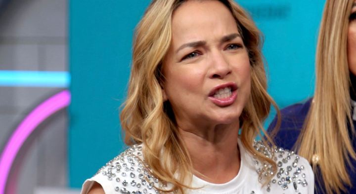 Adamari López en plena grabación de una promo durante un descanso de "Siéntese Quién Pueda" (Univision)/Miami, 7 de mayo 2024.