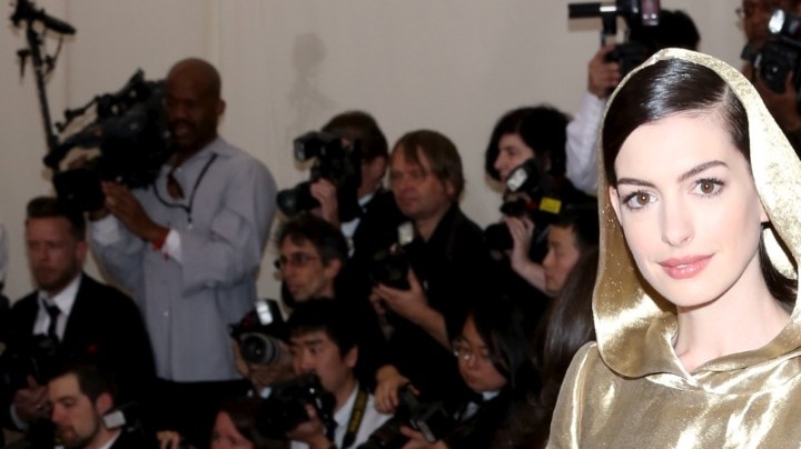 Anne Hathaway desfila por la alfombra roja de la Gala MET 2015, la cual se llevó a cabo en el Museo Metropolitano de Nueva York/Nueva York, 4 de mayo de 2015.