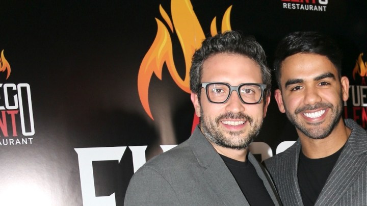 Carlos Adyan (En Casa con Telemundo) corta el listón inaugural de su restaurante A Fuego Lento, con el apoyo de amigos como Giselle Blondet, Myrka Dellanos, Aylín Mújica y su prometido Carlos Quintanilla, entre otros/Miami, 9 de mayo 2024.