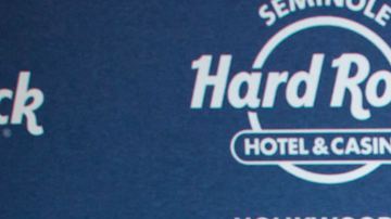 Carlos Ponce y Karina Banda en la fiesta de presentación de álbum de Shakira, "Las Mujeres Ya No Lloran", en el Hard Rock Seminole Hotel/Hollywood, Fl, 22 de marzo 2024.