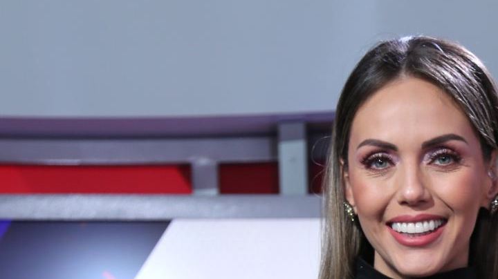 Jessica Carrillo en el set de "Al Rojo Vivo" (Telemundo), que ya celebra la temporada navideña/Miami, 6 de diciembre 2023.