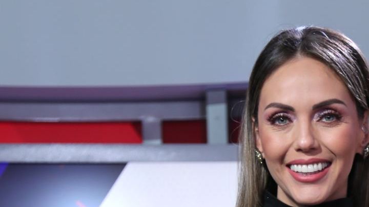 Jessica Carrillo en el set de "Al Rojo Vivo" (Telemundo), que ya celebra la temporada navideña/Miami, 6 de diciembre 2023.