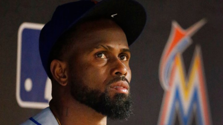 José Reyes, de los Mets de Nueva York, se sienta en el dugout durante la quinta entrada de un juego de béisbol contra los Marlins de Miami, el viernes 10 de agosto de 2018, en Miami.