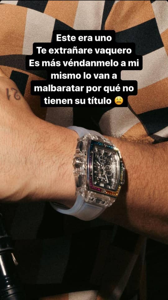 Eduin Caz mostró el reloj que le robaron.