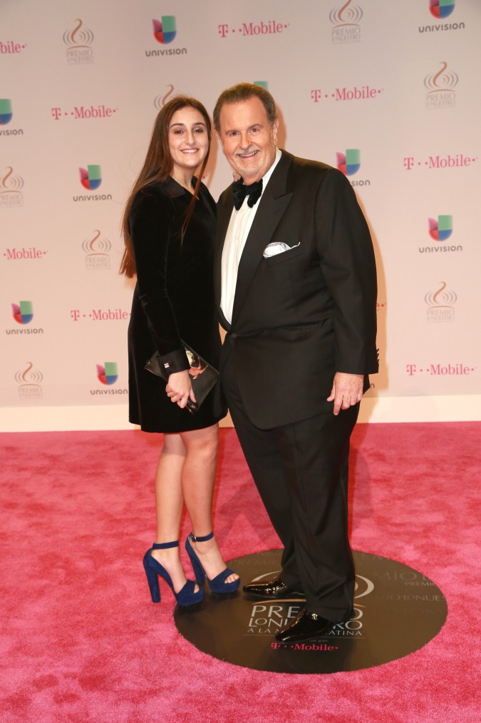 Raúl de Molina junto a su hija Mía en la alfombra de Premios lo Nuestro en 2016.