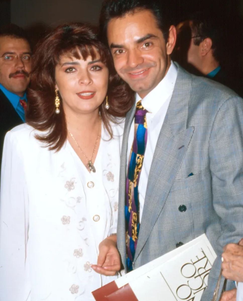 Victoria Ruffo con su entonces esposo Eugenio Derbez en la presentación del melodrama cómico "No Tengo Madre", que protagonizaba el comediante. Foto archivo/México, 1997.