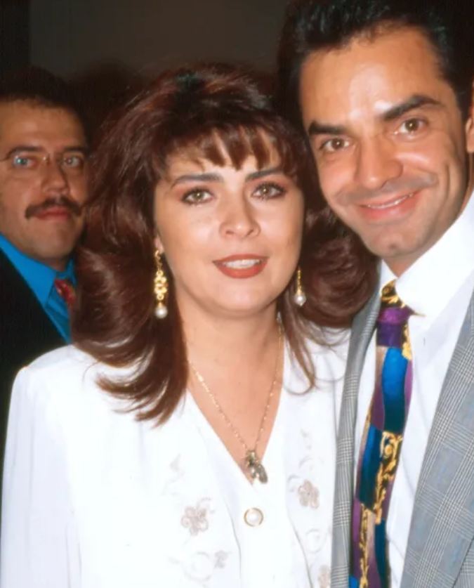 Victoria Ruffo con su entonces esposo Eugenio Derbez en la presentación del melodrama cómico "No Tengo Madre", que protagonizaba el comediante. Foto archivo/México, 1997.