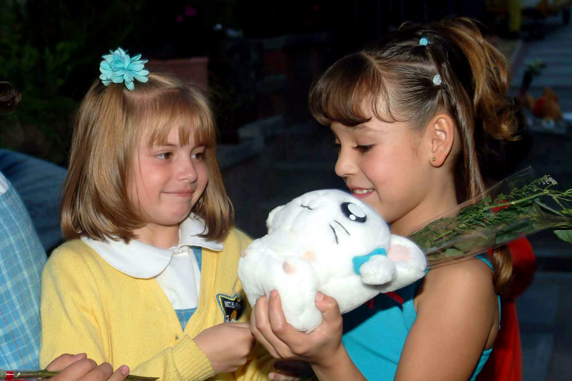 Daniela Aedo felicita a Danna en su cumpleaños numero 7, durante las grabaciones de la telenovela 'Vivan los Niños'. México, 2002.