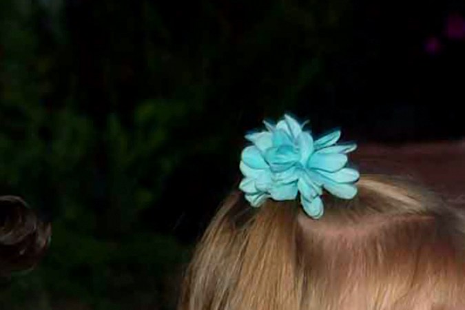 Daniela Aedo felicita a Danna en su cumpleaños numero 7, durante las grabaciones de la telenovela 'Vivan los Niños'. México, 2002.