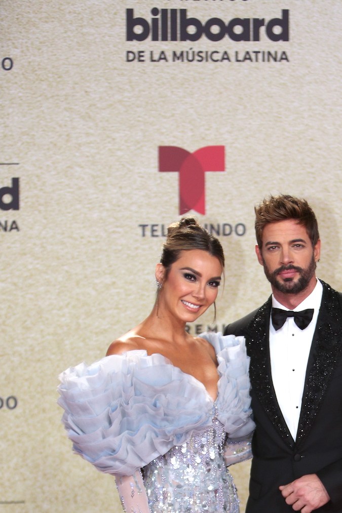 William Levy y Elizabeth Gutiérrez en la alfombra de los Premios Billboard de la Música Latina (Telemundo)/Miami, 23 de septiembre 2021.