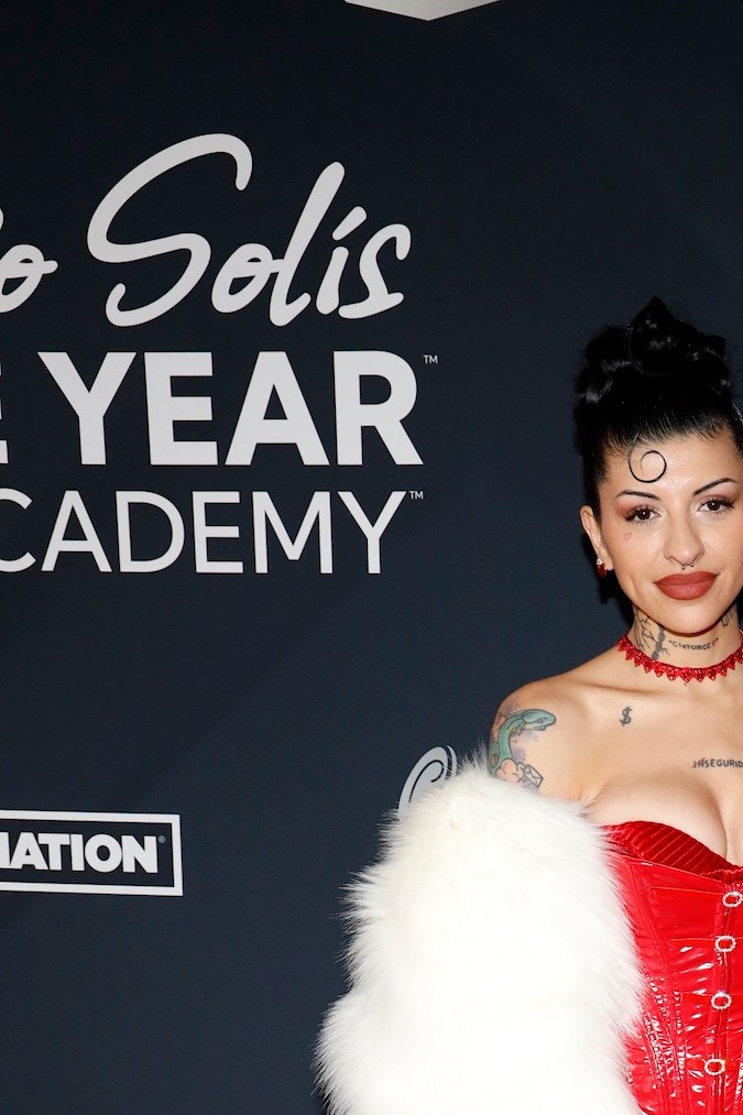 Christian Nodal acompañado de Cazzu en la alfombra de la cena a la Persona del Año, Marco Antonio Solís "El Buki", en la 23 entrega del Latin Grammy.