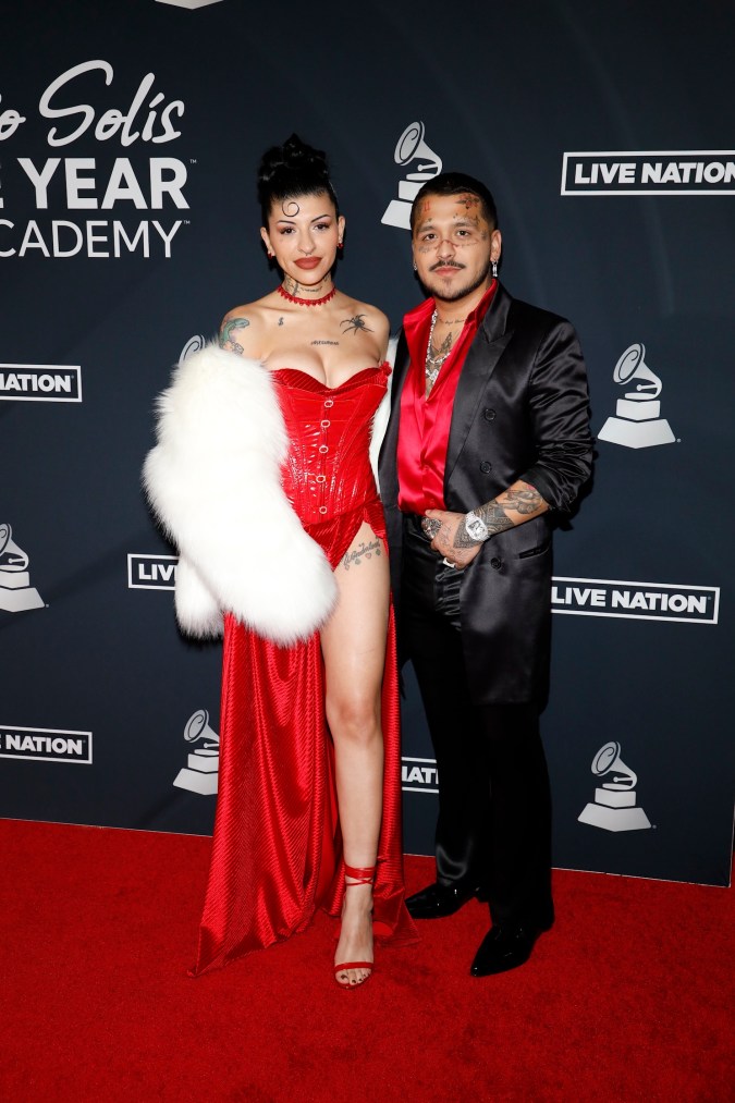 Christian Nodal acompañado de Cazzu en la alfombra de la cena a la Persona del Año, Marco Antonio Solís "El Buki", en la 23 entrega del Latin Grammy.