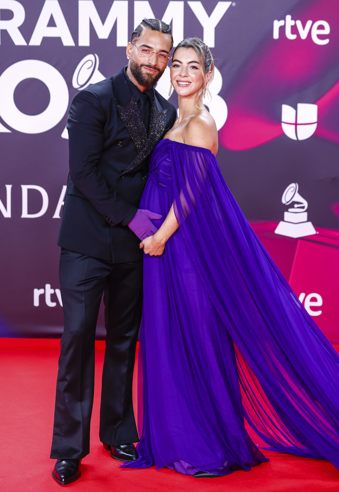 Maluma junto a su novia en la alfombra roja de los Latin Grammy 2023.