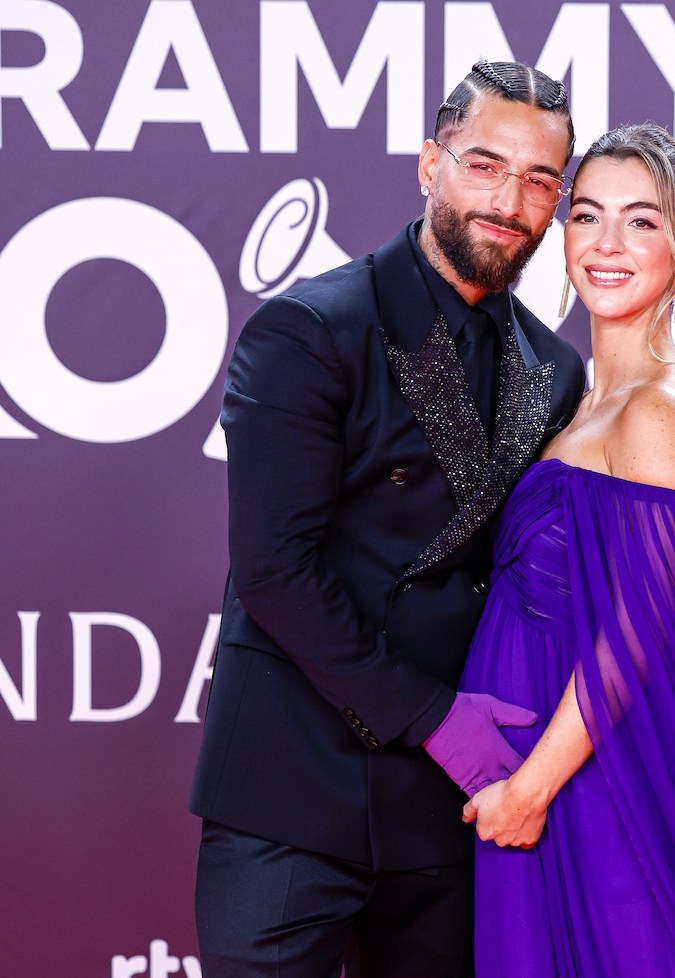 Maluma junto a su novia en la alfombra roja de los Latin Grammy 2023.