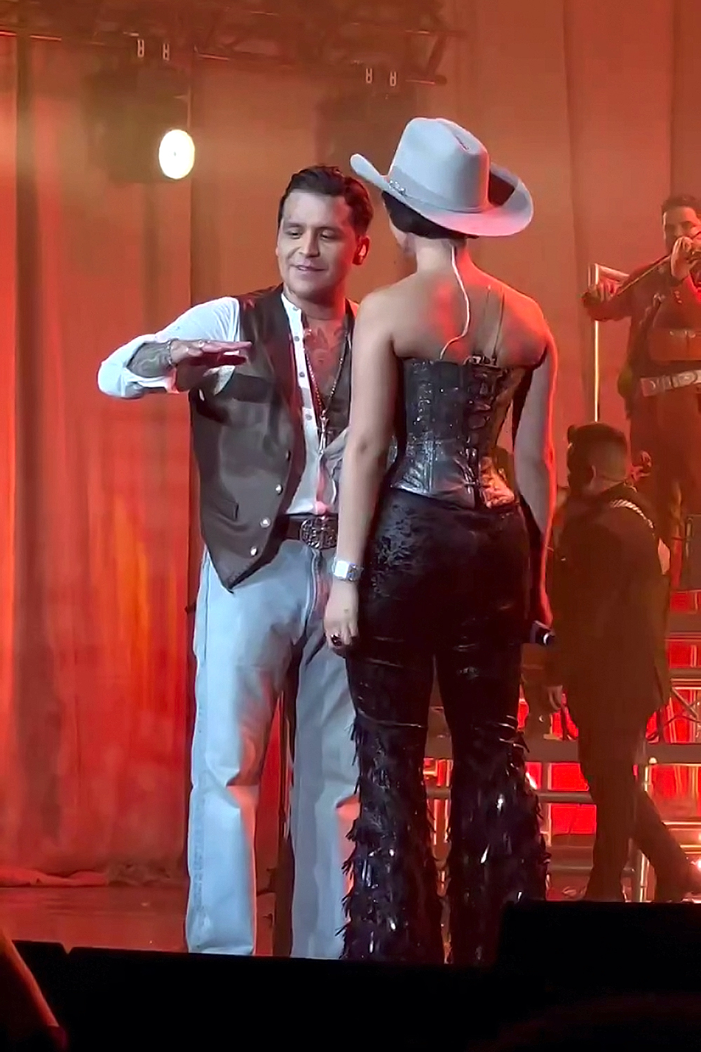 Christian Nodal y Ángela Aguilar por fin muestran su amor con un beso en el escenario del Auditorio Nacional.