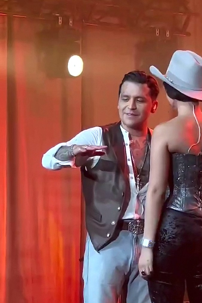 Christian Nodal y Ángela Aguilar por fin muestran su amor con un beso en el escenario del Auditorio Nacional.
