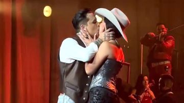 Christian Nodal y Ángela Aguilar confirmaron su amor el pasado 10 de junio y luego se besaron en un concierto