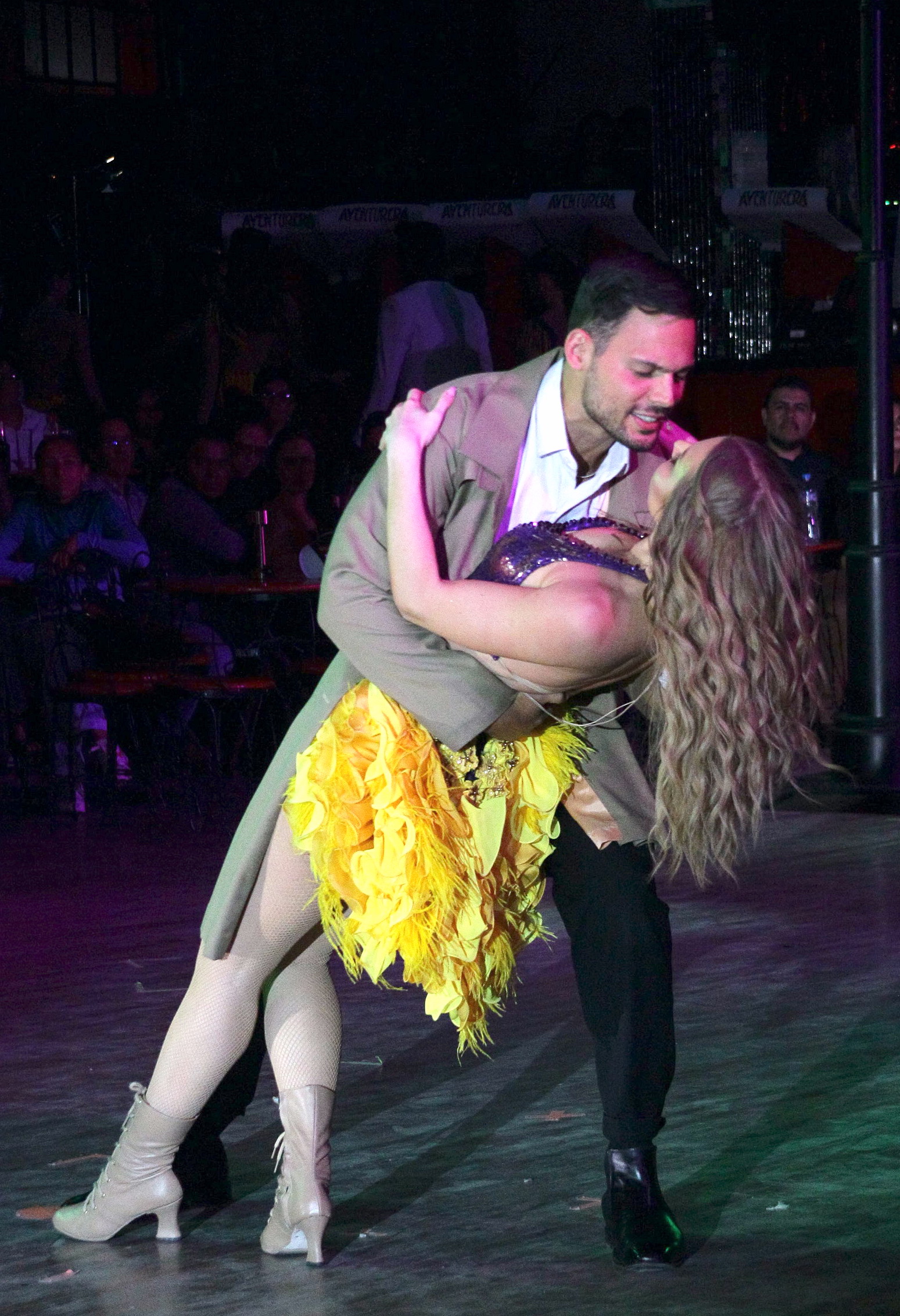 Irina Baeva con Emmanuel Palomares y Daniel Elbittar en la función de estreno de la nueva temporada de "Aventurera".