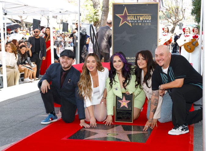 Los cinco hijos de Jenni Rivera revelaron su estrella póstuma en el Paseo de la Fama de Hollywood.