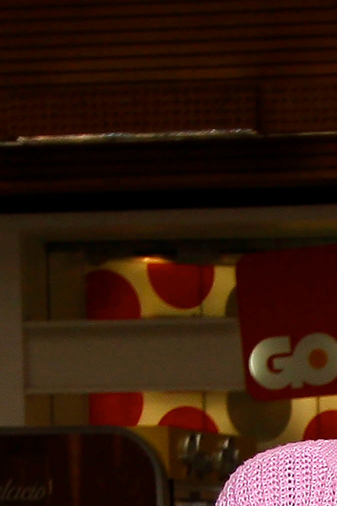 Danna Paola en una firma de autógrafos a sus fans durante la presentación de la línea Sxy Jns de la que ella es imagen promocional. México, julio 2014.