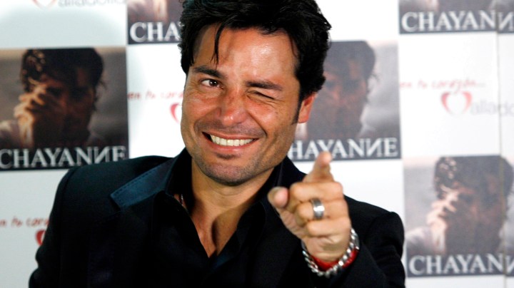 Bailarín sorprende con gran parecido a Chayanne.