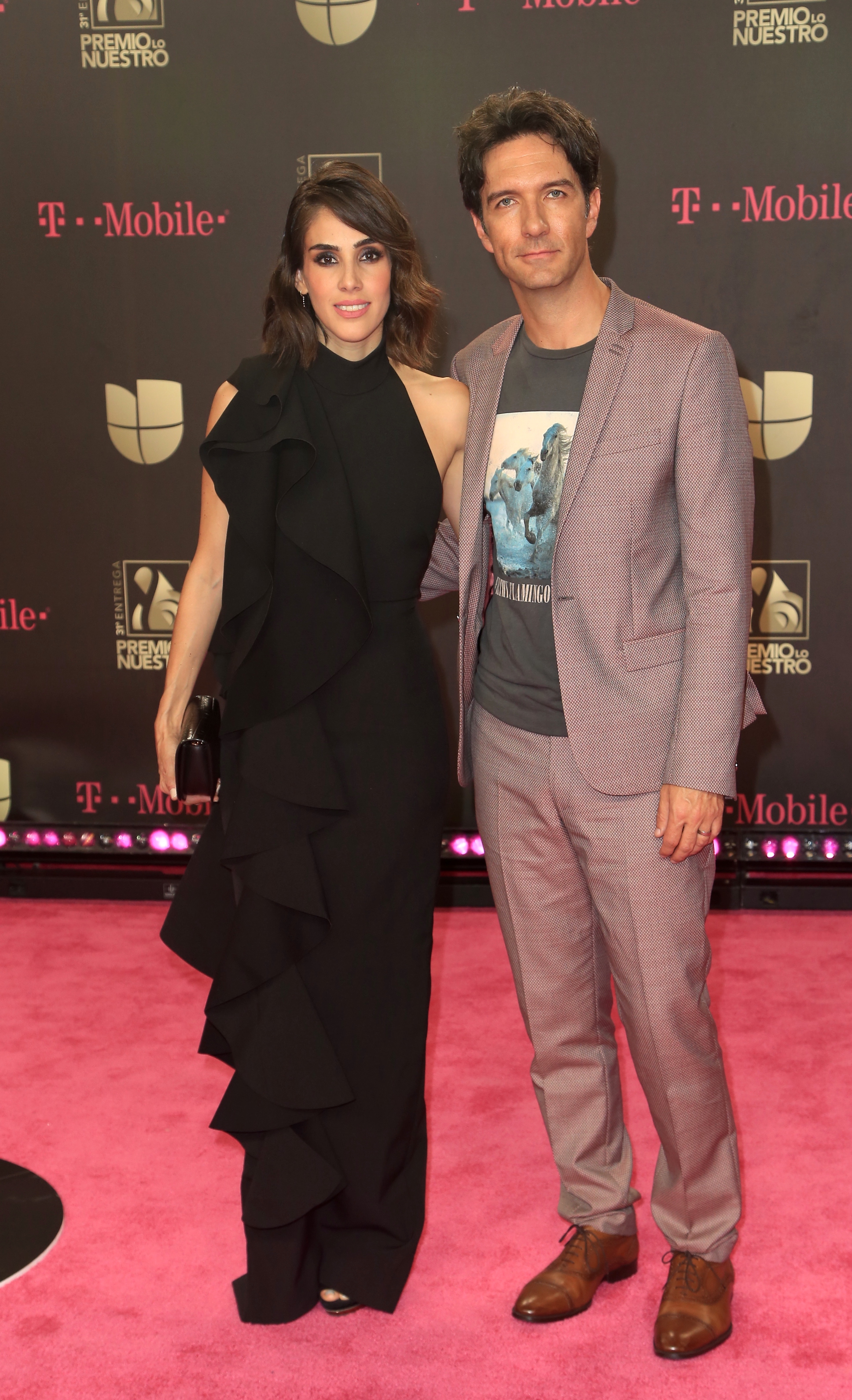 Sandra Echeverría y Lonardo de Lozanne en la alfombra de la 31 edición de Premio Lo Nuestro/Miami, 21 de febrero 2019.