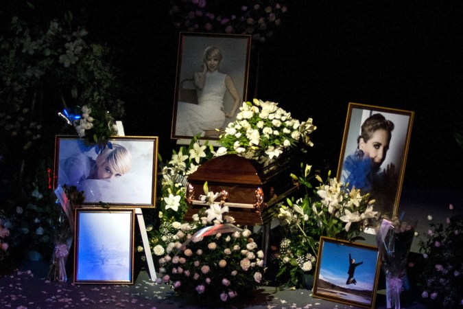 Familiares, amigos y público en general asistieron a rendir un sentido homenaje en el escenario del Teatro Jorge Negrete y despedir a Edith González.