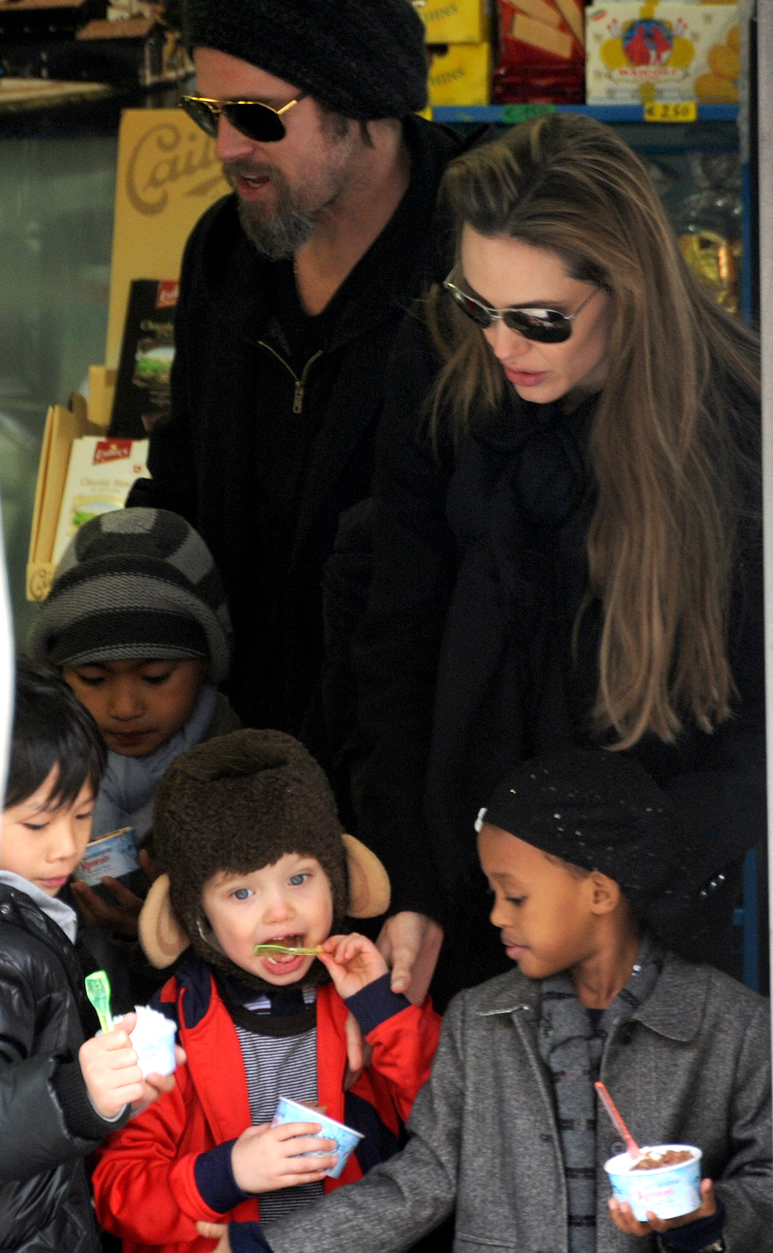 Angelina Jolie y Brad Pitt junto a sus hijos Zahara, Shiloh, Pax y Maddox en una heladería en Venecia, Italia, el 16 de febrero de 2010.