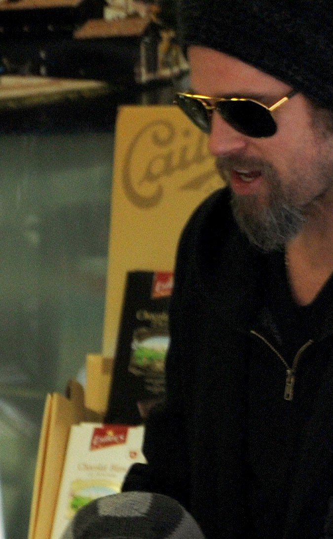 Angelina Jolie y Brad Pitt junto a sus hijos Zahara, Shiloh, Pax y Maddox en una heladería en Venecia, Italia, el 16 de febrero de 2010.