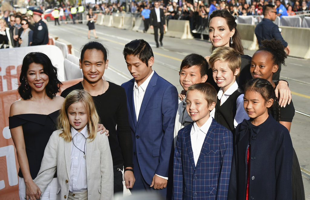 Vivienne Jolie-Pitt, primera fila desde la izquierda, Knox Jolie-Pitt, Sareum Srey Moch, fila central desde la izquierda, Loung Ung, Maddox Jolie-Pitt, Pax Jolie-Pitt, Kimhak Mun, Shiloh Jolie-Pitt, Zahara Jolie-Pitt y Angelina Jolie asiste al estreno de "First They Killed My Father" el día 5 del Festival Internacional de Cine de Toronto en el Teatro Princess of Wales el lunes 11 de septiembre de 2017 en Toronto.