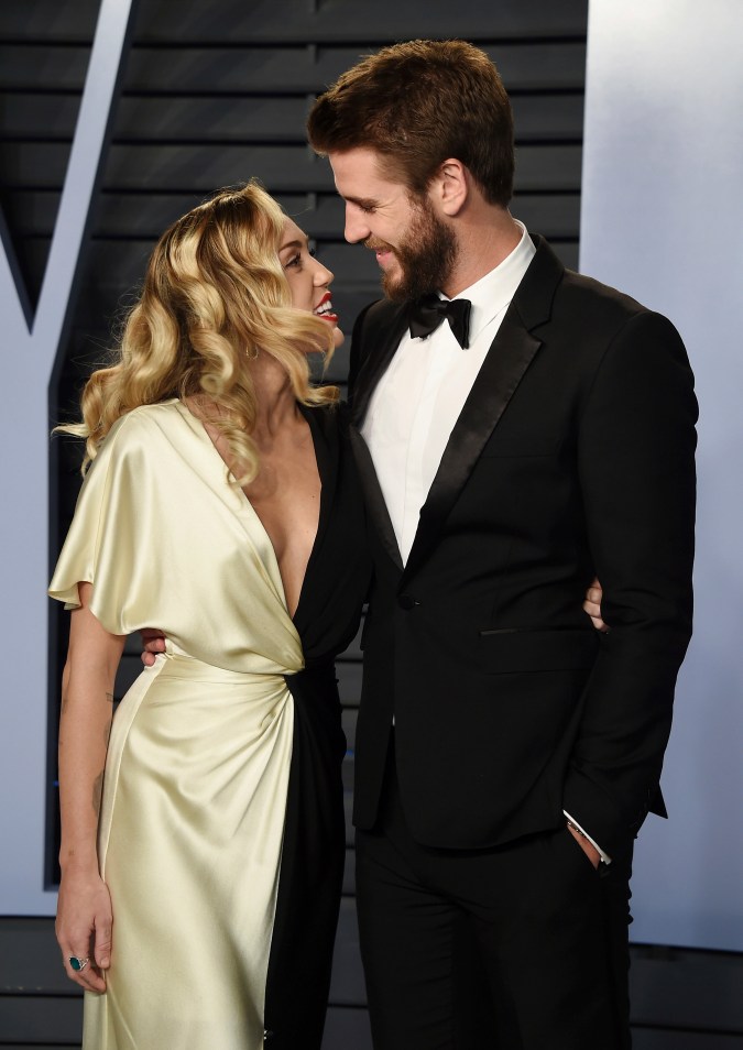Miley Cyrus y Liam Hemsworth llegan a la fiesta de los Oscar de Vanity Fair el domingo 4 de marzo de 2018 en Beverly Hills, California.