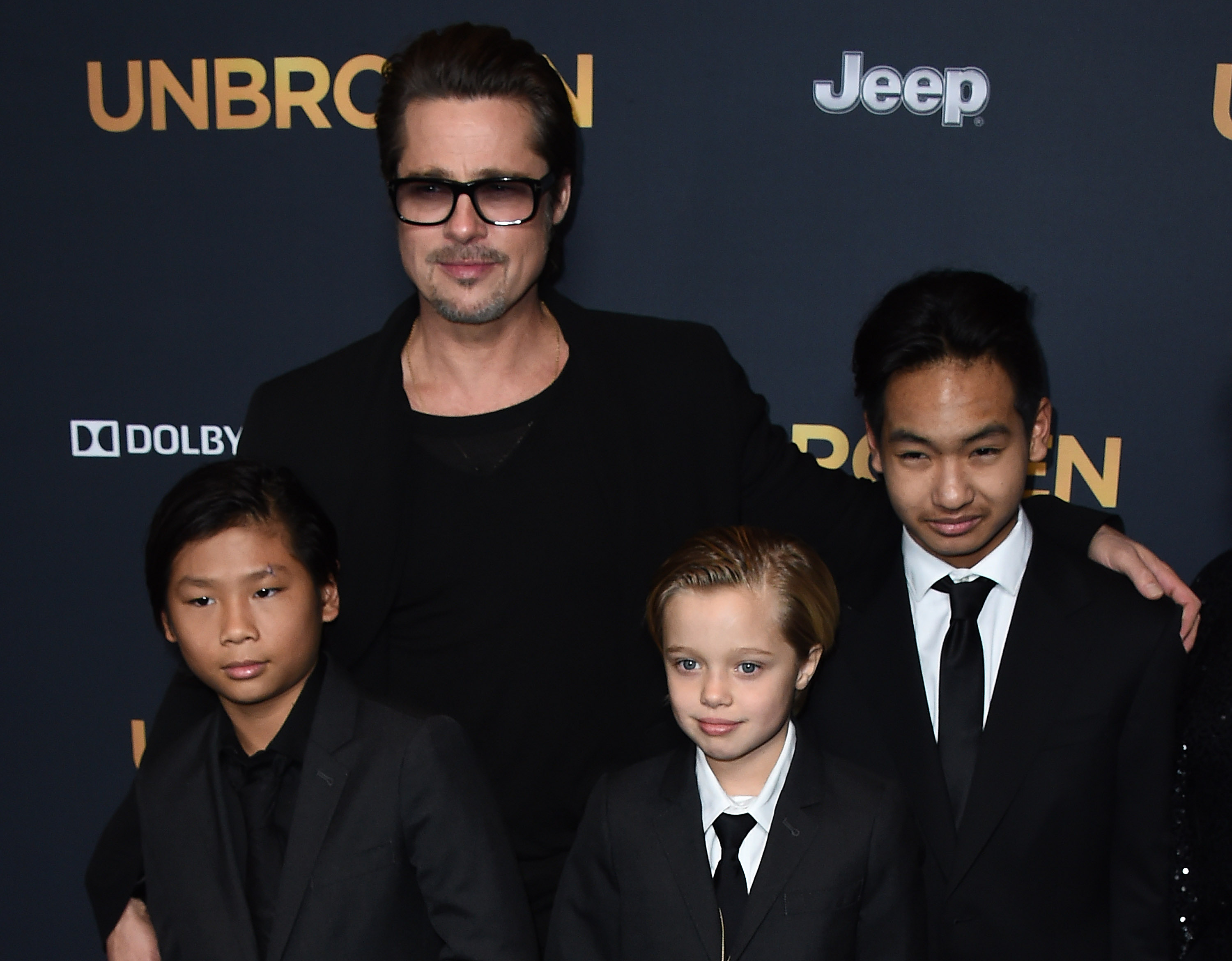 Brad Pitt junto con sus hijos, Pax, Shiloh y Maddox Jolie-Pitt en el estreno de ‘Unbroken’ en Los Ángeles. Diciembre 2014.