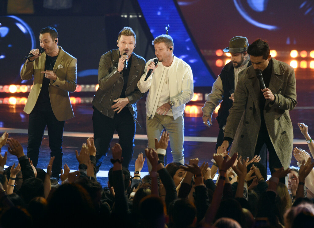 Howie Dorough, de izquierda a derecha, Nick Carter, Brian Littrell, AJ McLean y Kevin Richardson, de Backstreet Boys, actúan en los iHeartRadio Music Awards el jueves 14 de marzo de 2019 en el Microsoft Theatre de Los Ángeles.