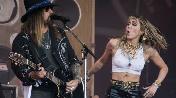 Miley Cyrus y su padre Billy Ray Cyrus actúan en el último día del Festival de Glastonbury en Worthy Farm, Somerset, Inglaterra. Junio de 2019.