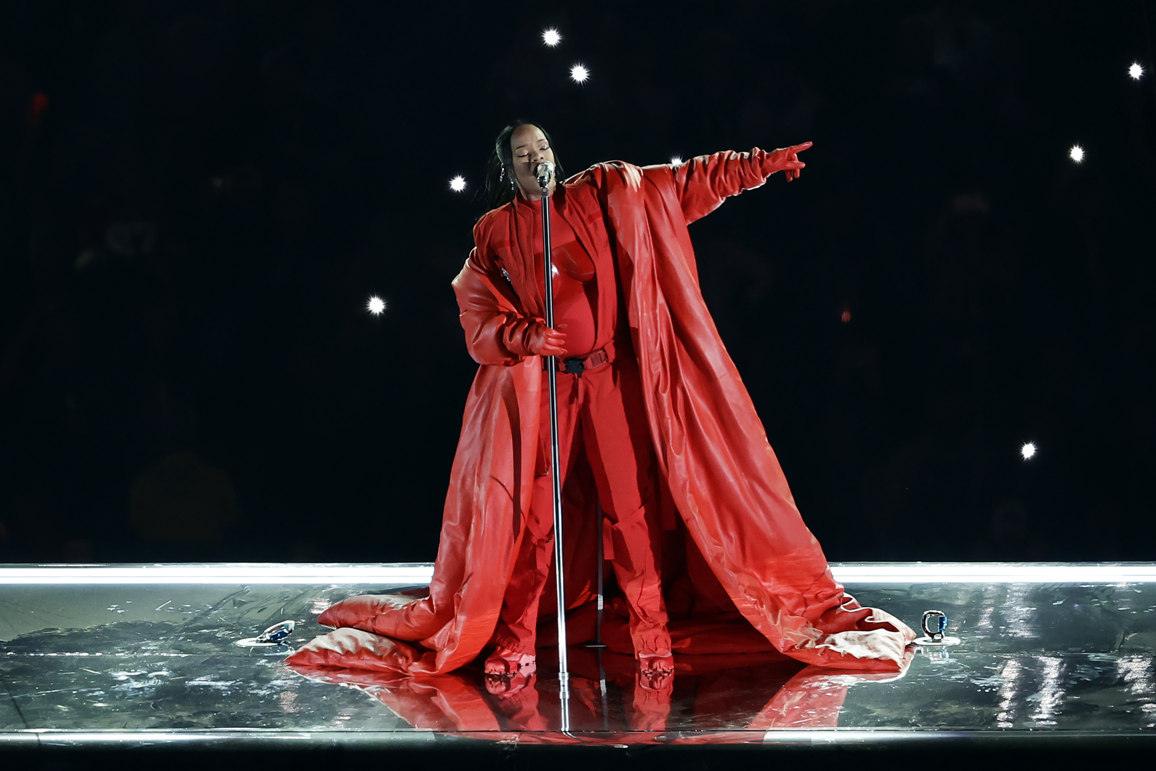 Rihanna durante el espectáculo de medio tiempo de Apple Music en el partido de fútbol americano del Super Bowl de la NFL entre los Kansas City Chiefs y los Philadelphia Eagles el domingo 12 de febrero de 2023.