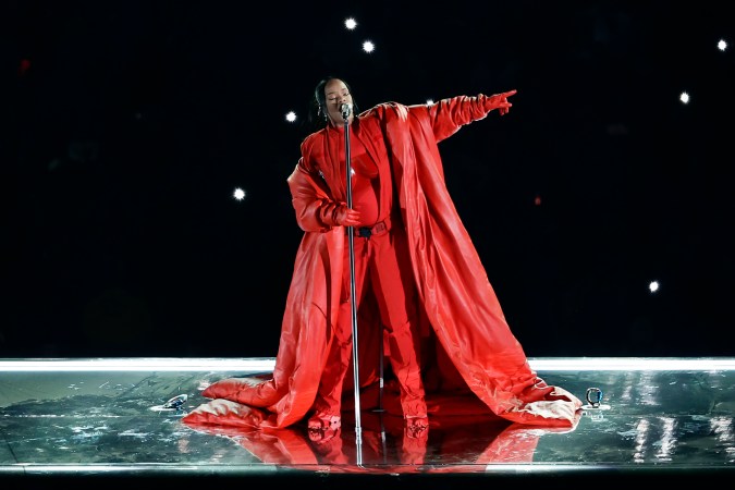 Rihanna durante el espectáculo de medio tiempo de Apple Music en el partido de fútbol americano del Super Bowl de la NFL entre los Kansas City Chiefs y los Philadelphia Eagles el domingo 12 de febrero de 2023.