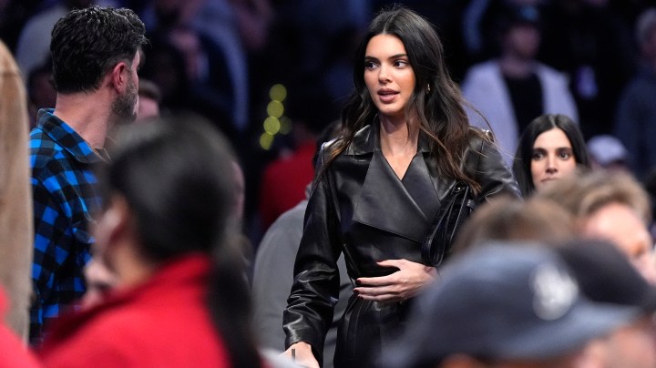 Kendall Jenner recorrió el Museo de Louvre en París.