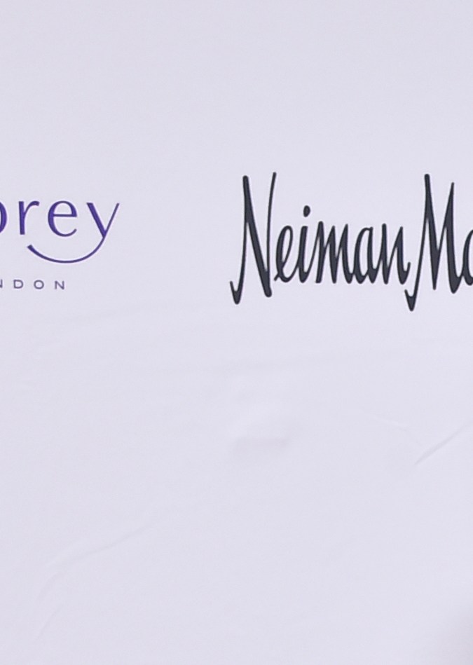 Katy Perry posa en un evento de la marca de moda Oscar de la Renta.