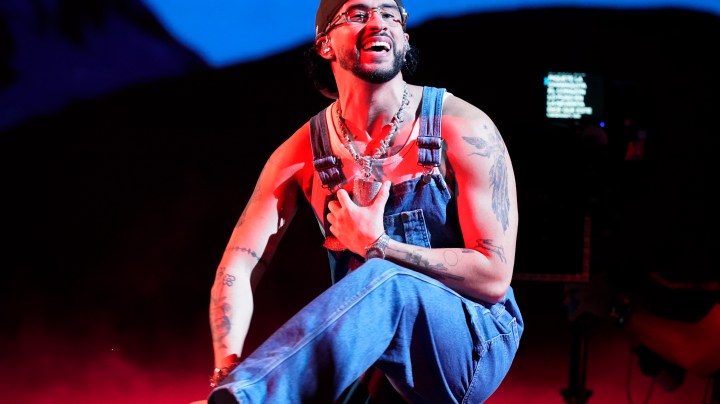 Bad Bunny cantó en el Vogue World 2024 en París.