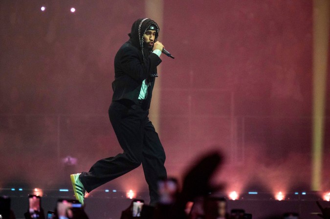 Bad Bunny tuvo un percance con una bailarina en su concierto en Puerto Rico.