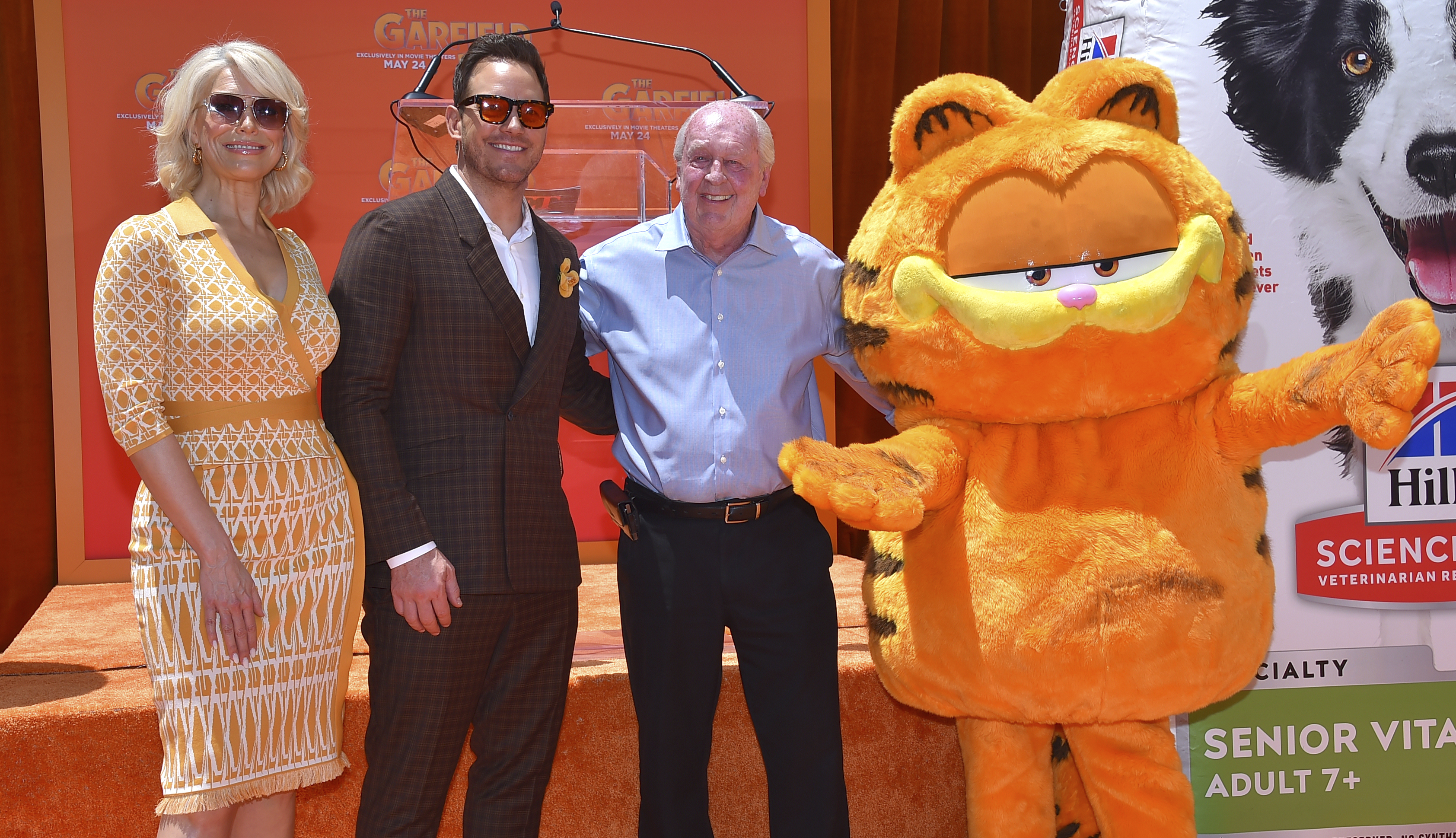 Chris Pratt, Hannah Waddingham, Garfield y Jim Davis attend en la  premiere de "The Garfield Movie" en Los Ángeles.