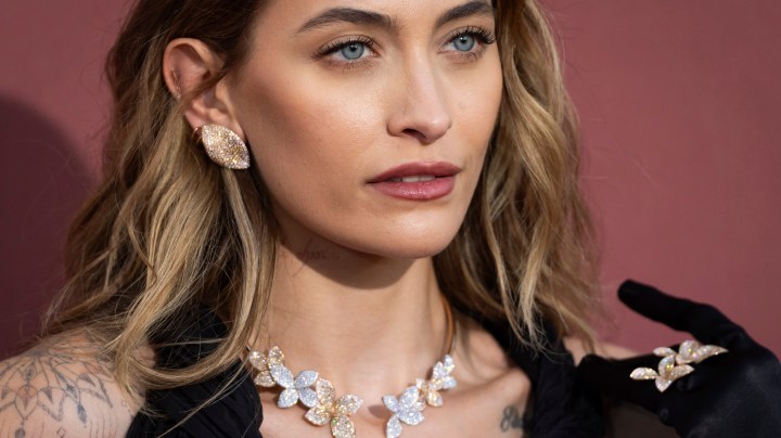 Paris Jackson escucha música de Christian Nodal.