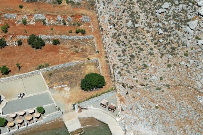 El cuerpo del conductor fue hallado en un risco de difícil acceso tras varios días desaparecido.